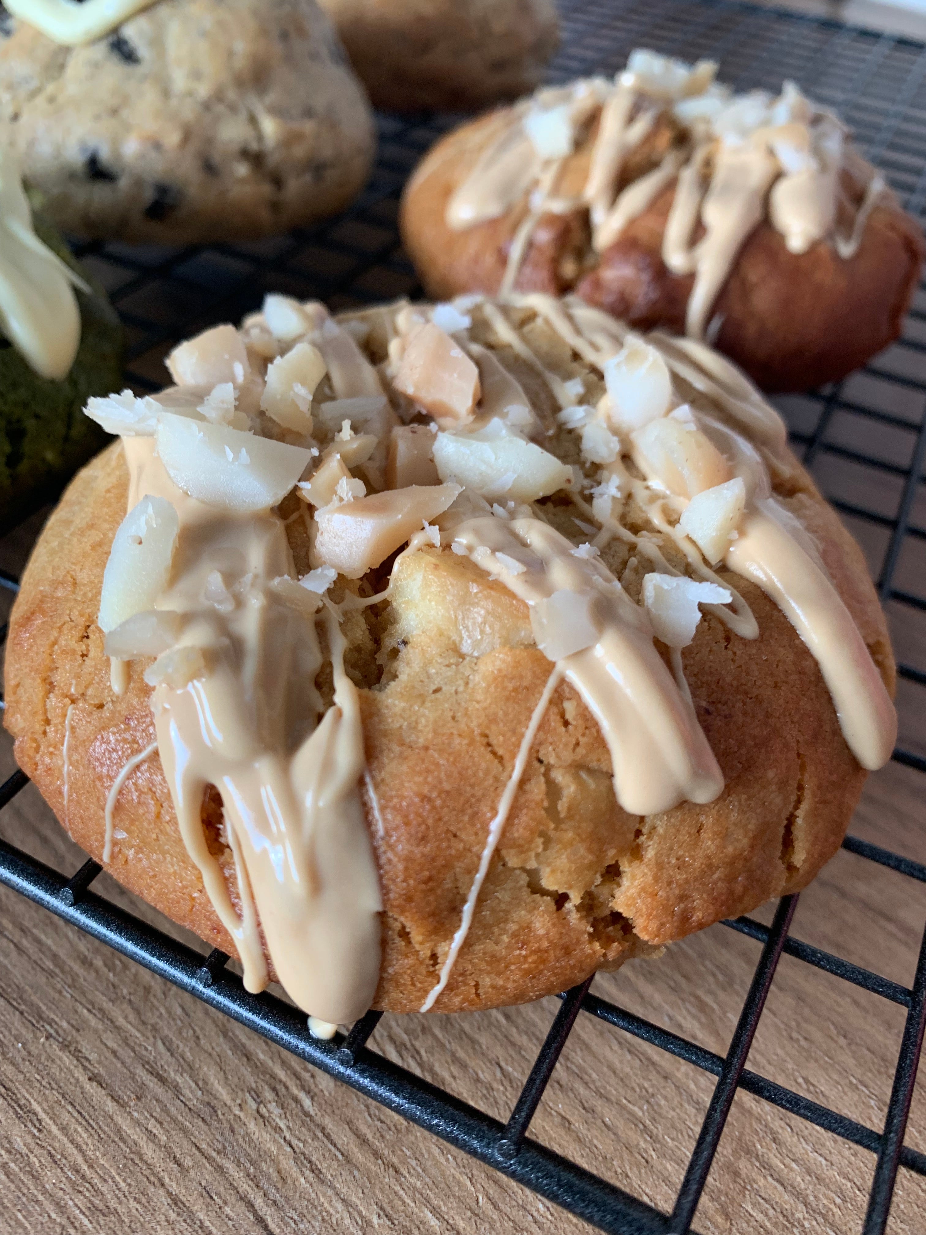 Miso Caramilk Macadamia